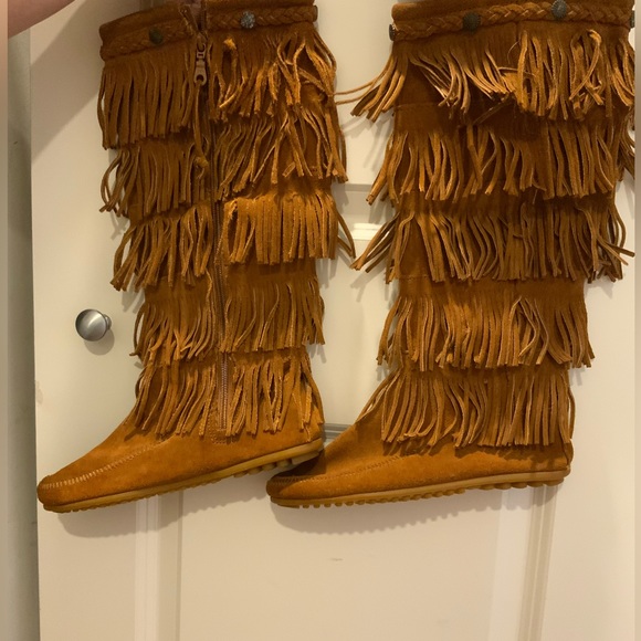 Suede Fringe Minnetonka like new condition - Picture 4 of 4